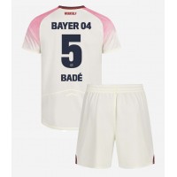 Stroje piłkarskie Bayer Leverkusen Loic Bade #5 Koszulka Wyjazdowej dla dzieci 2025-26 Krótki Rękaw (+ szorty)